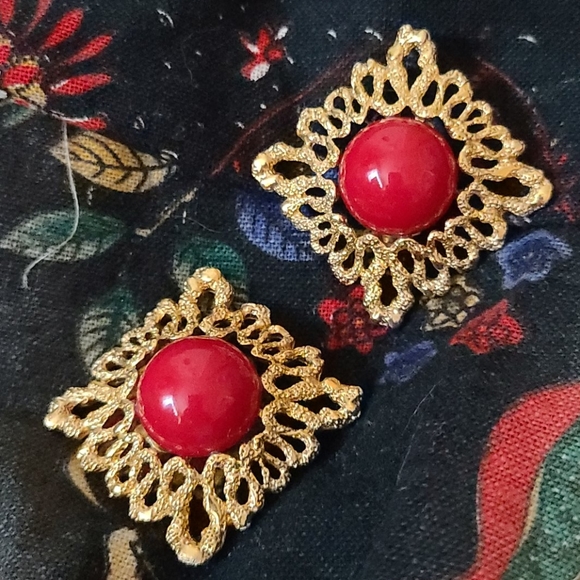 Fascinating Vintage Clip Earrings - Picture 3 of 7